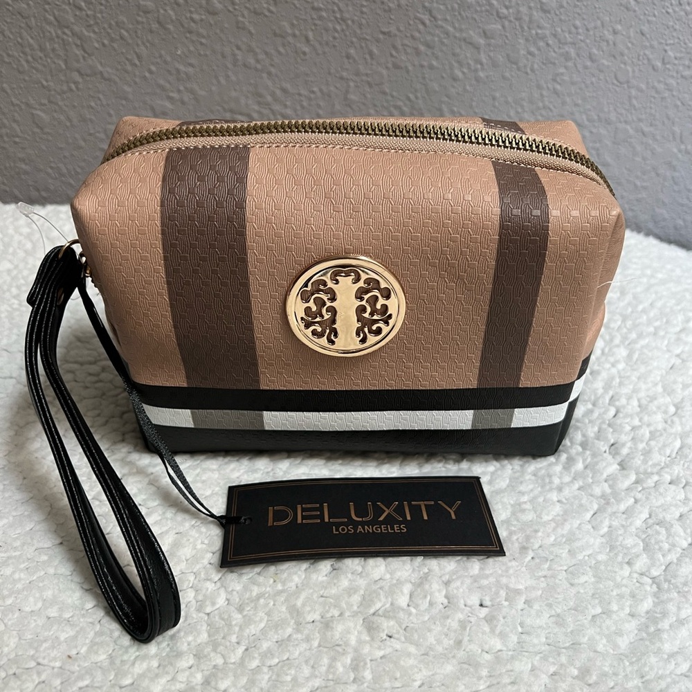 SALE‼️ $20 DELUXITY Las Angeles Small Handbag with wristlet strap New With Tags